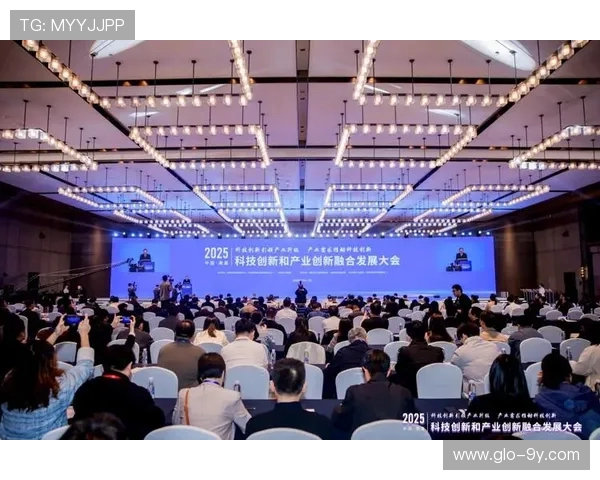 围绕中超亚克力砖足球创新赛事文化与产业融合发展前景深度探讨研究