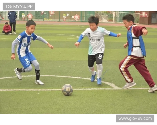 小孩子玩大足球的多重益处助力身心发展与团队合作能力培养